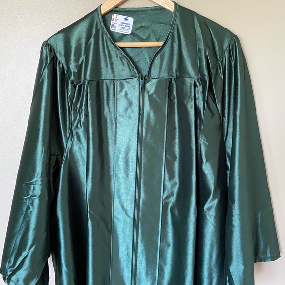 Collegiate Graduation Gown in Emerald Green - Picture 3 of 4